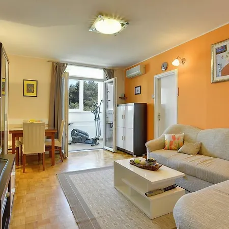 Apartment Nino 4+2 With Balcony Pula